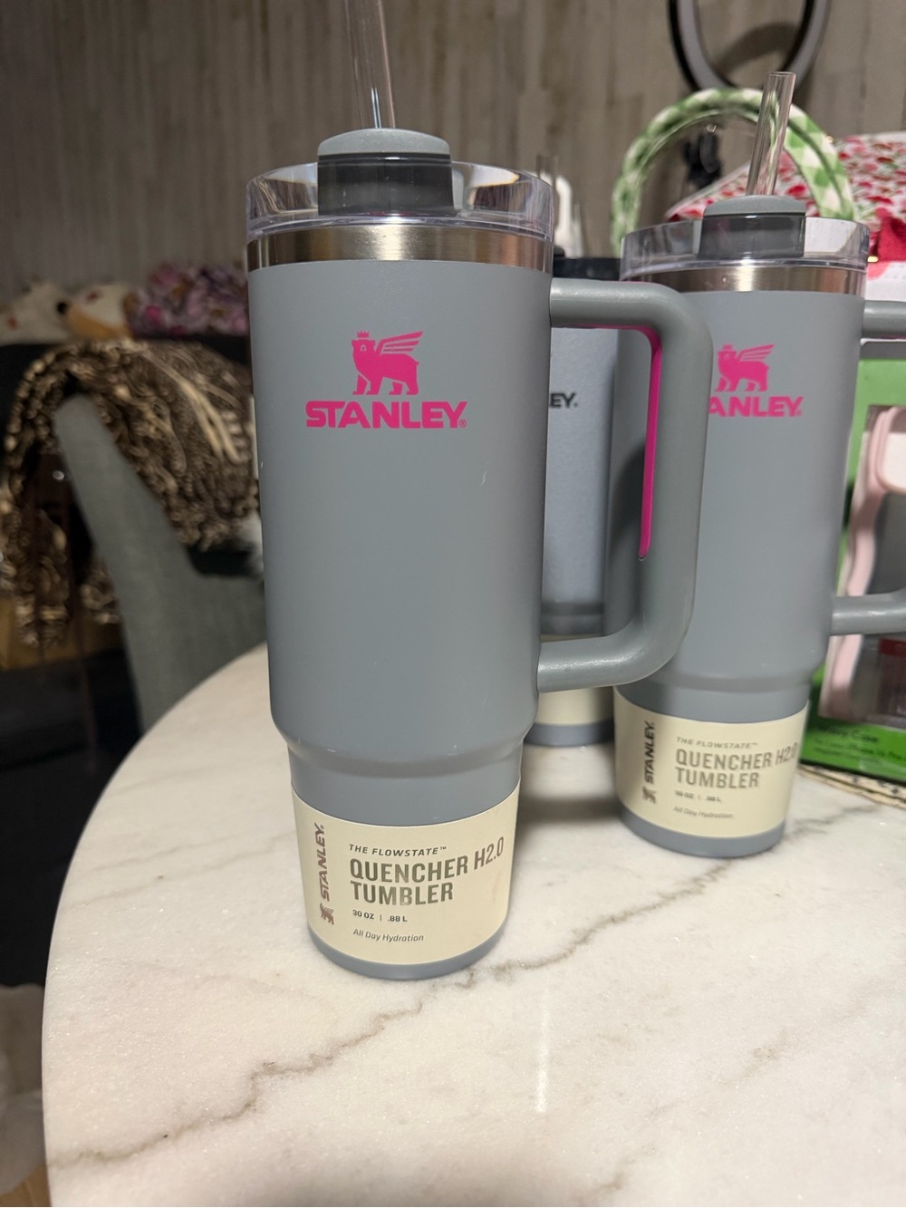 Stanley GREY ROCK BARBIE NEON PINK Heat Wave Quencher